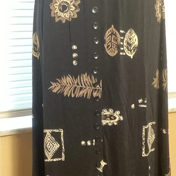Elegant Black and Cream/Tan Patterned Maxi Skirt - Picture 2 of 4